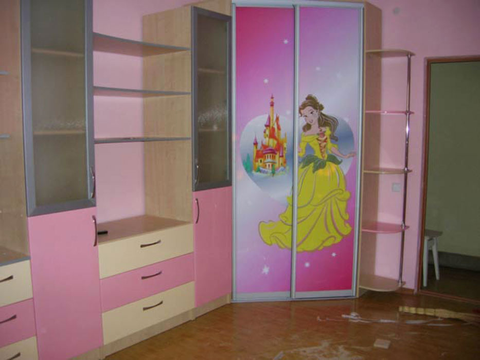 Sliding wardrobe for a nursery: varieties