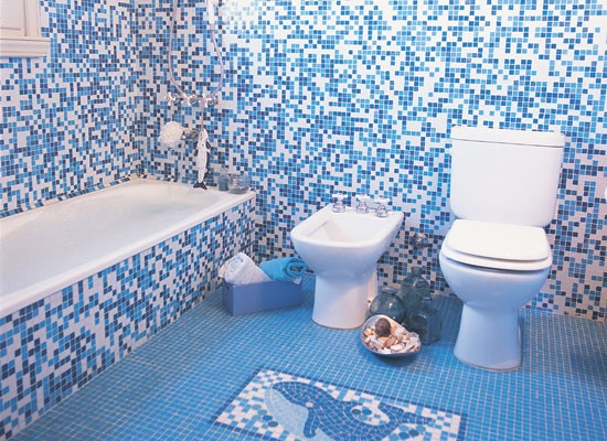 How to equip the interior to get a comfortable bathroom with a design in the photo of 6 sq. M if the bathroom is combined