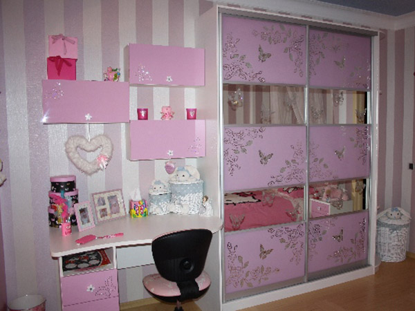 Sliding wardrobe for a nursery: varieties