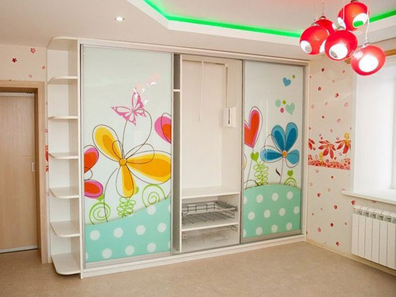 Sliding wardrobe for a nursery