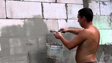 Dinding primer dengan campuran bangunan sebelum wallpapering