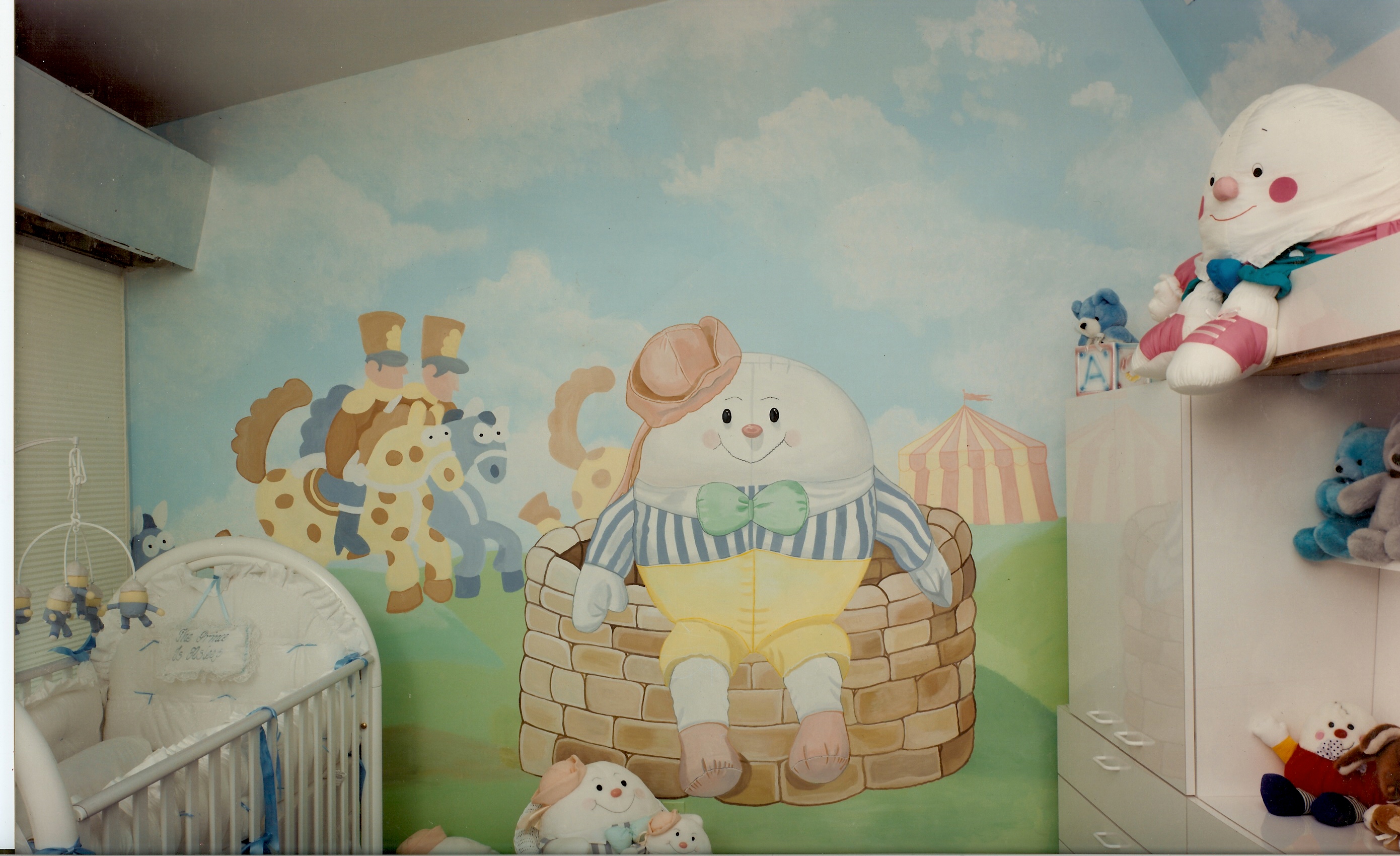 Photowall-paper in a nursery for newborns