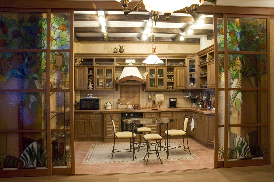 The original decor of the partition between the kitchen and the living room in the house