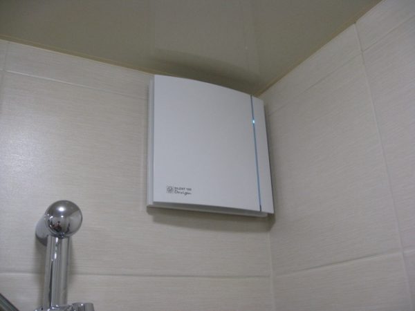 corner fan in the bathroom