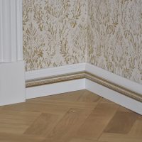 baseboard buih putih di pedalaman gambar rumah