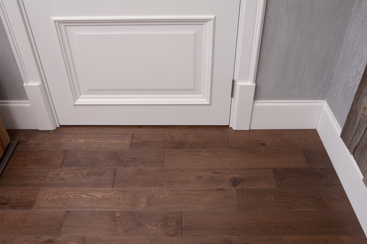 light aluminum skirting in the interior of the apartment