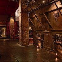 rumah bergaya steampunk dengan gambar kulit upholsteri