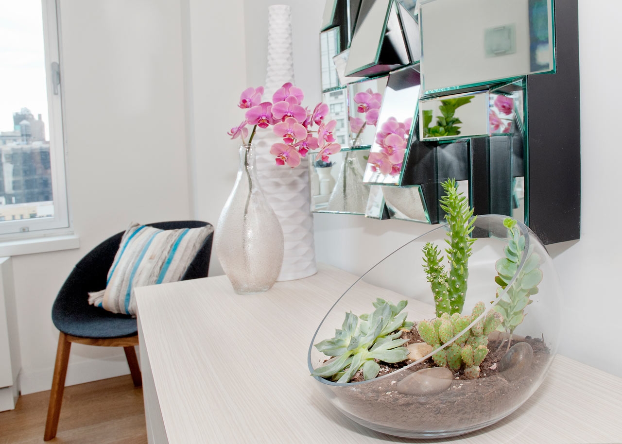 natural flowers in the design of the corridor