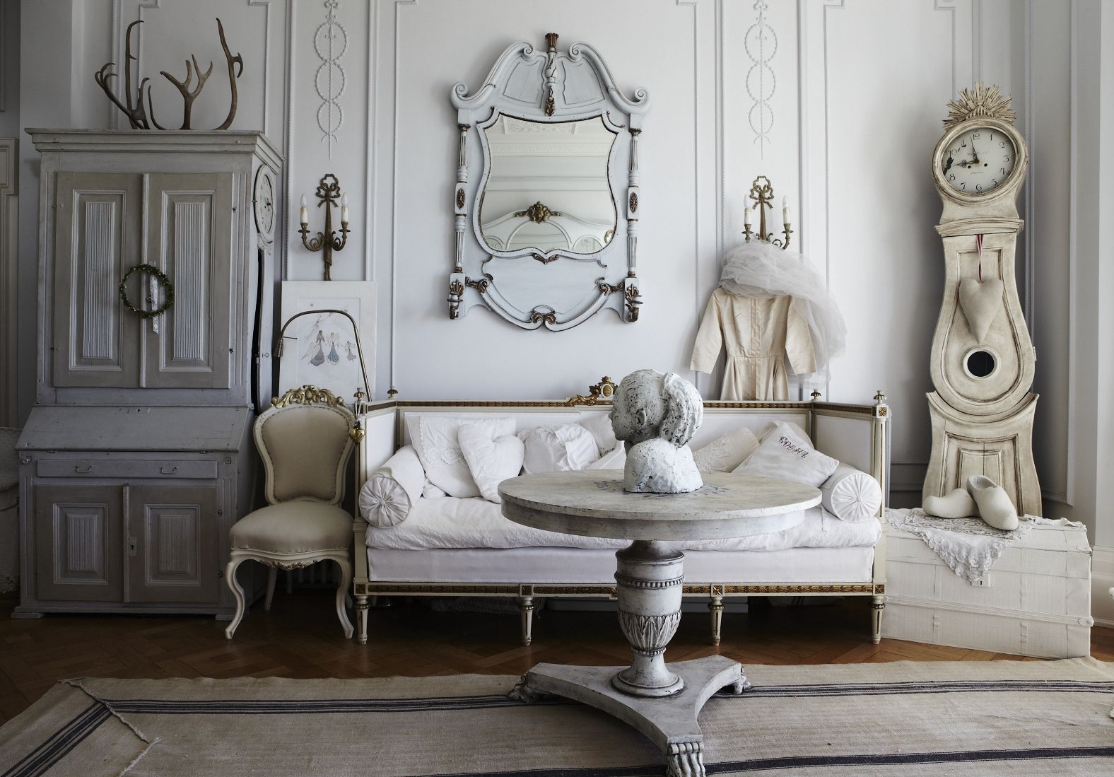 beautiful shabby chic bedroom interior