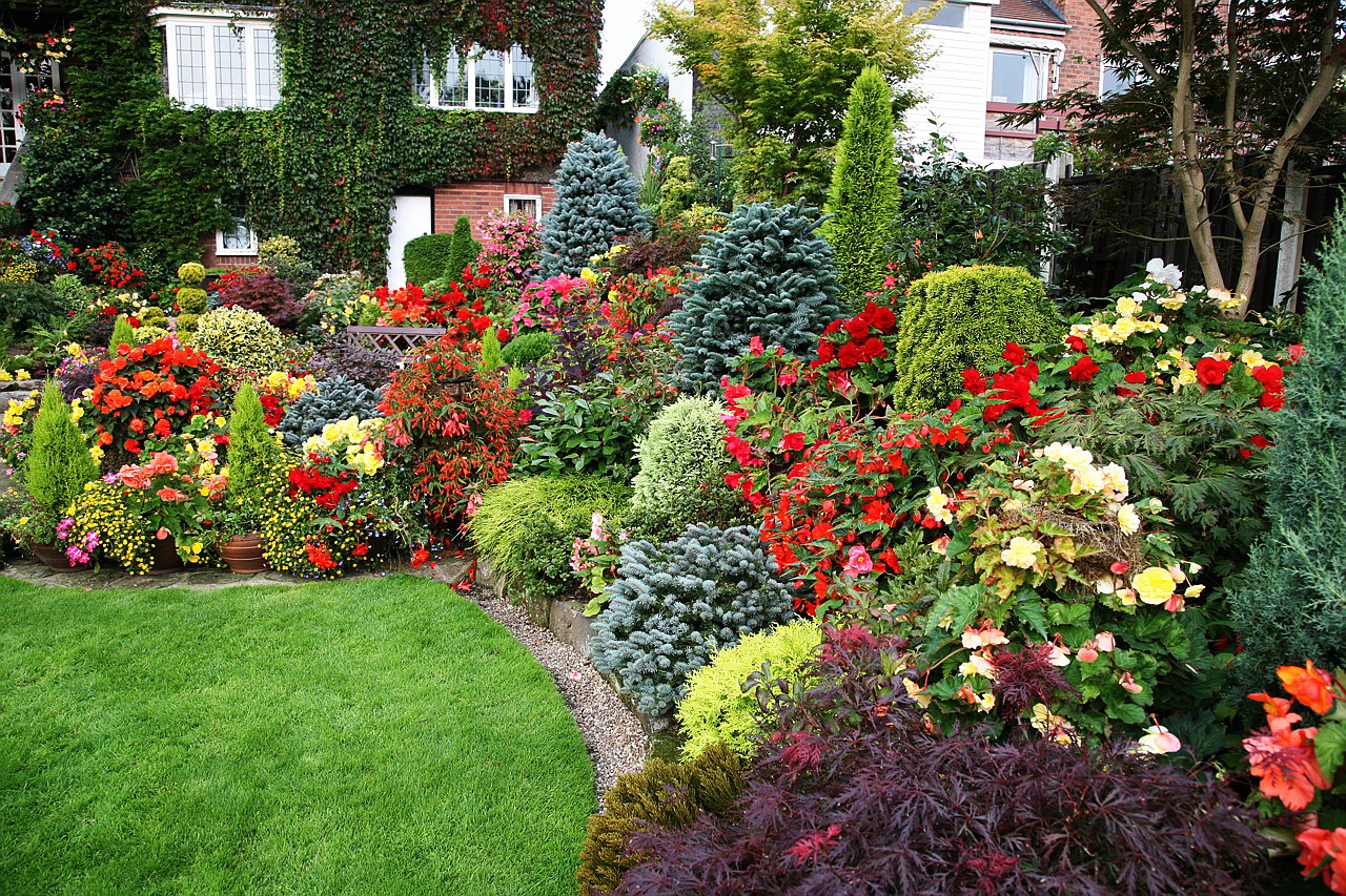 chic landscaped courtyard decor in the English style with flowers