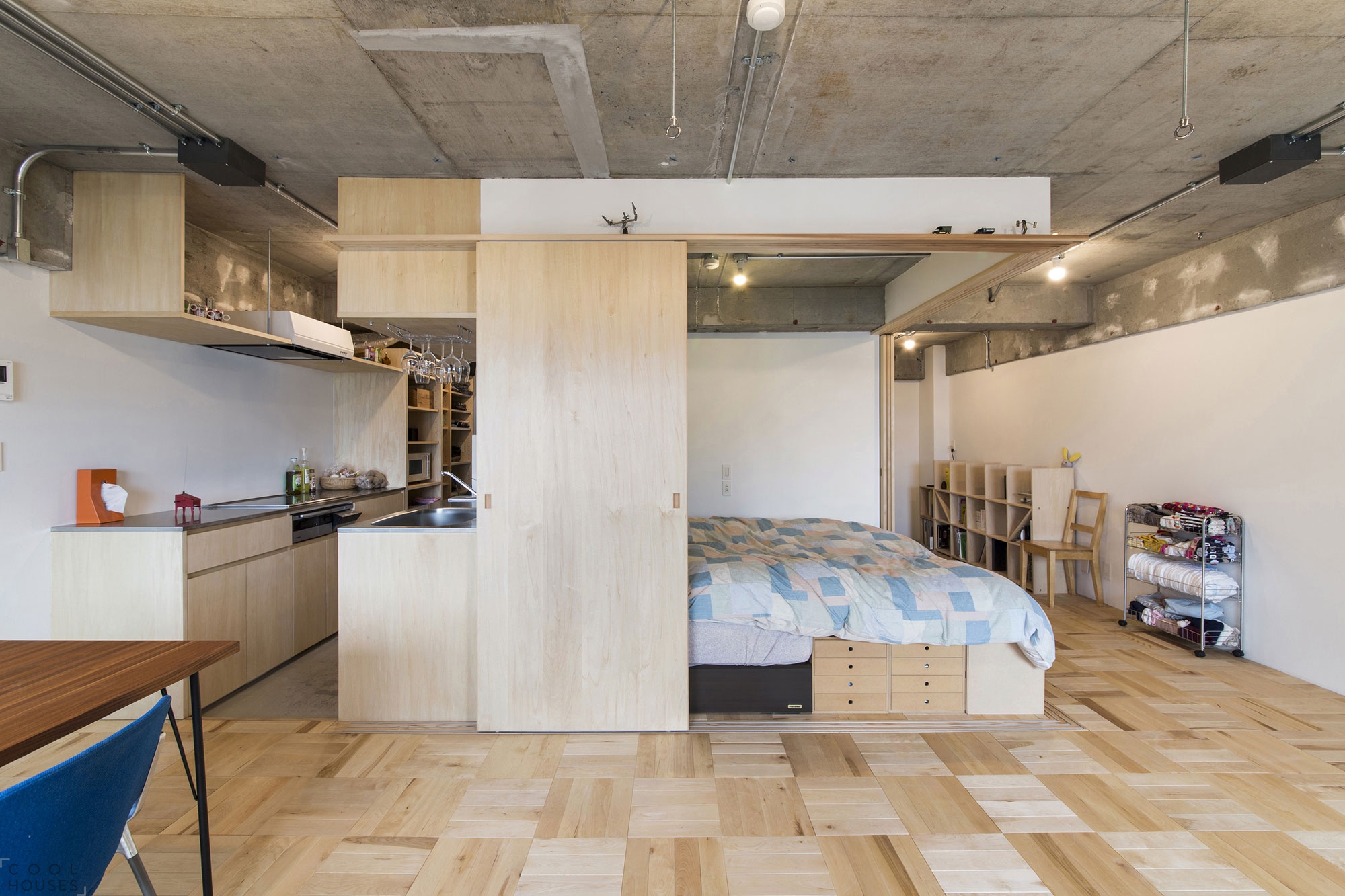 Ceiling with concrete mortar in the kitchen