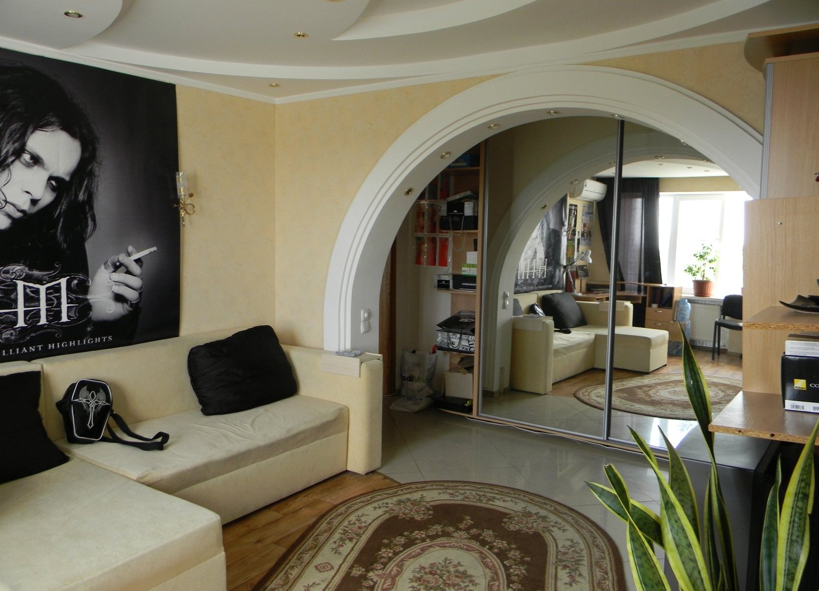 beautiful archway in the interior of the hallway