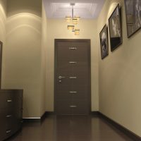 Pintu gelap di pedalaman foto bilik mahogany