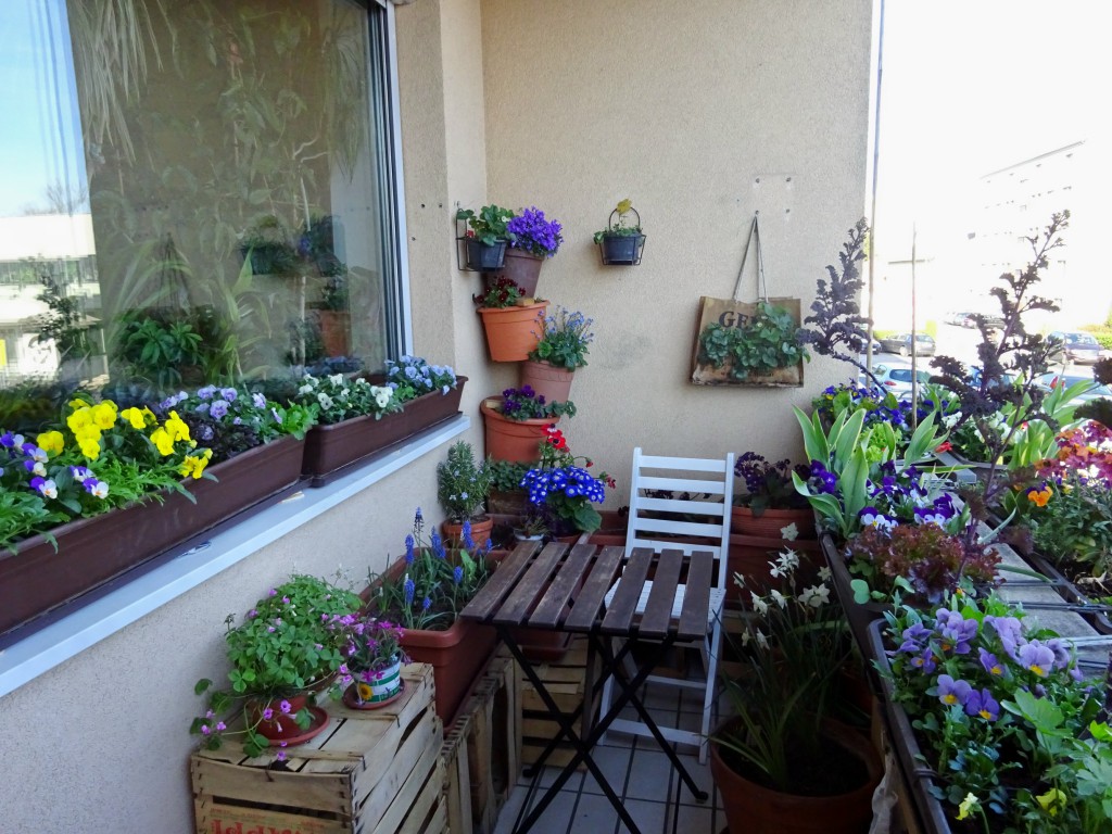 chic flowers on the balcony with lintels design