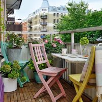 chic flowers on the balcony on the shelves design picture