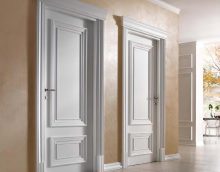 bright doors in the design of the corridor