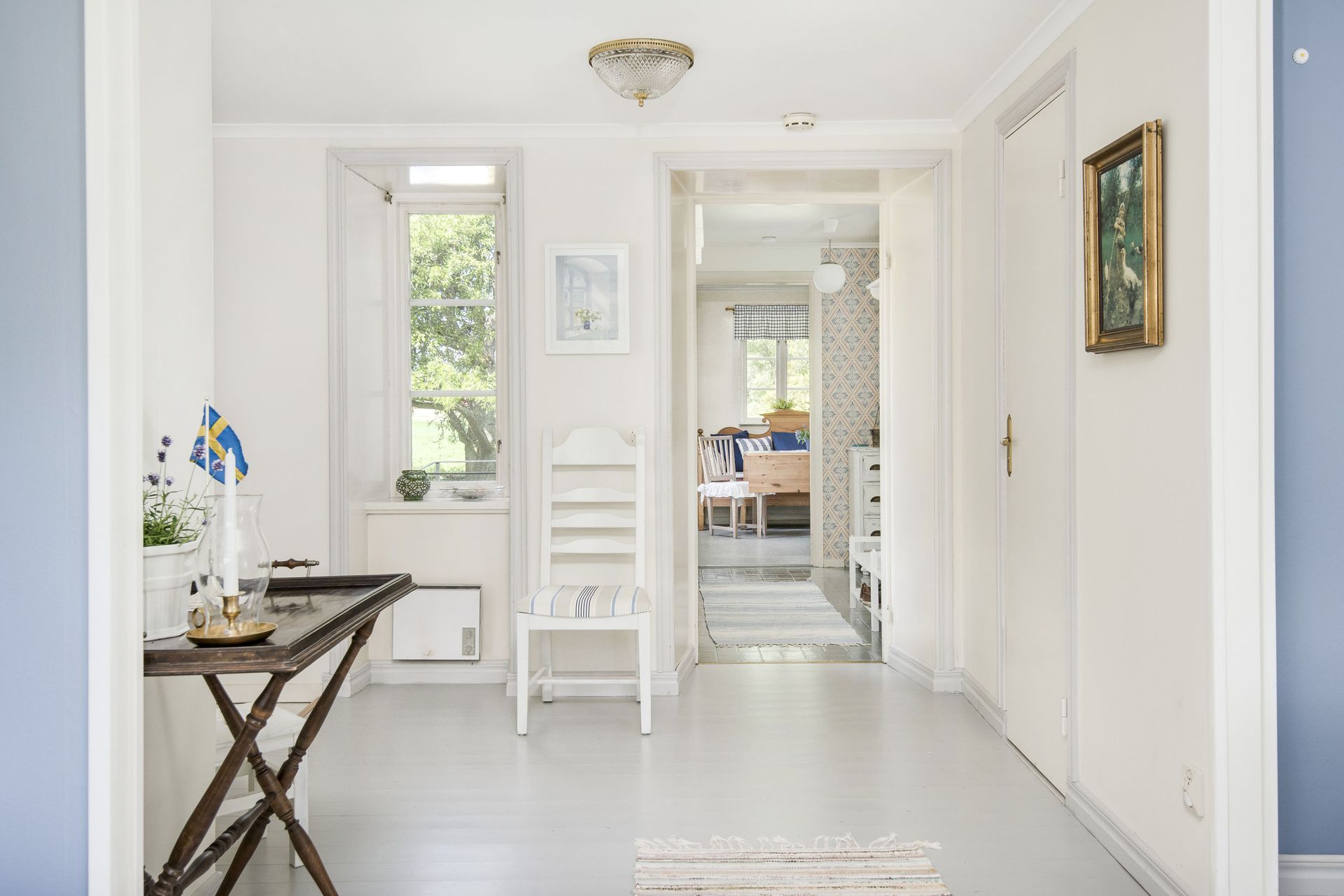 bright white floor in the style of the living room