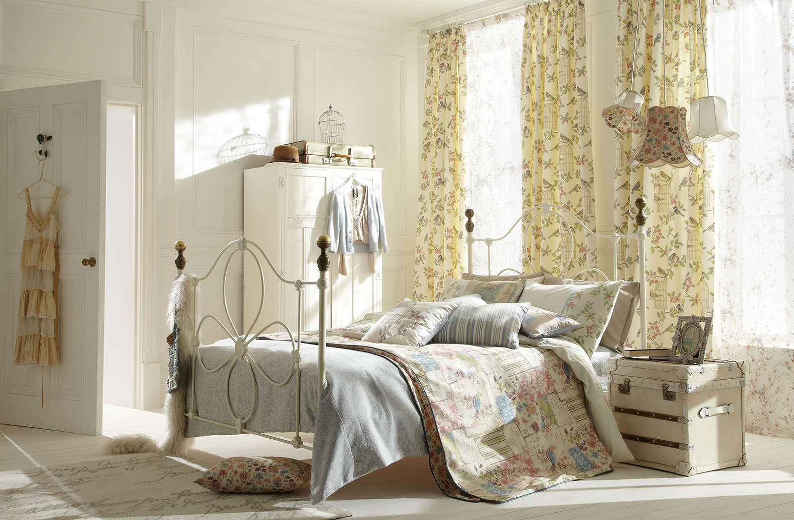 light shabby chic bedroom decor