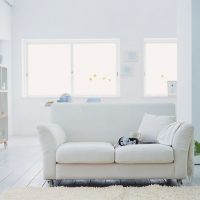 sofa putih dalam reka bentuk foto apartmen