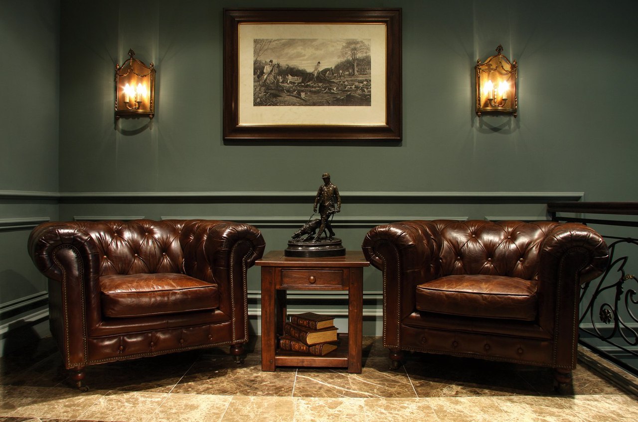 bright interior of the corridor in the English style