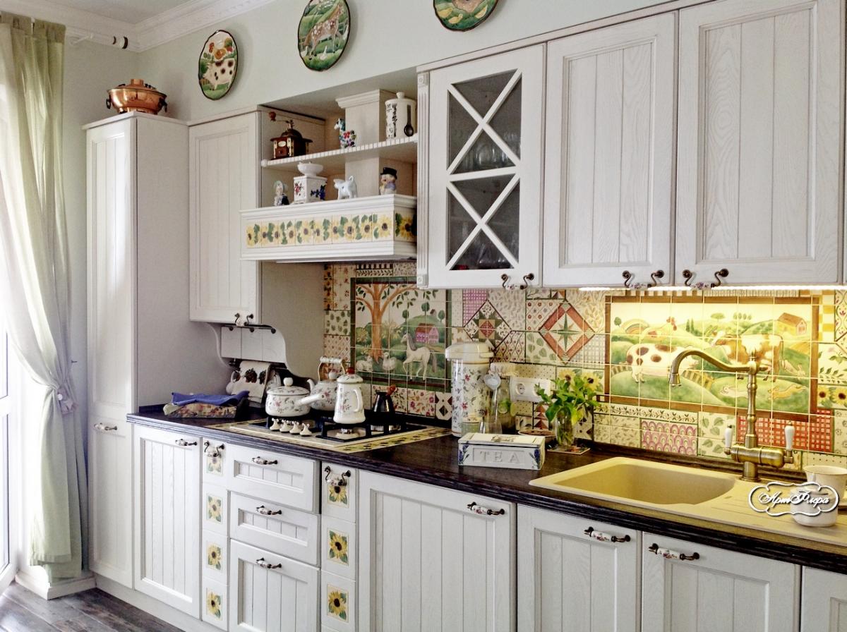 bright apron made of large format tiles with a pattern in the decor of the kitchen