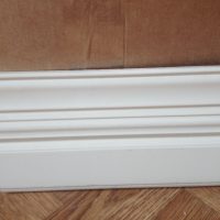 baseboard busa cahaya di bahagian dalam gambar rumah