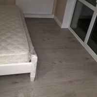 baseboard buih terang di pedalaman foto rumah