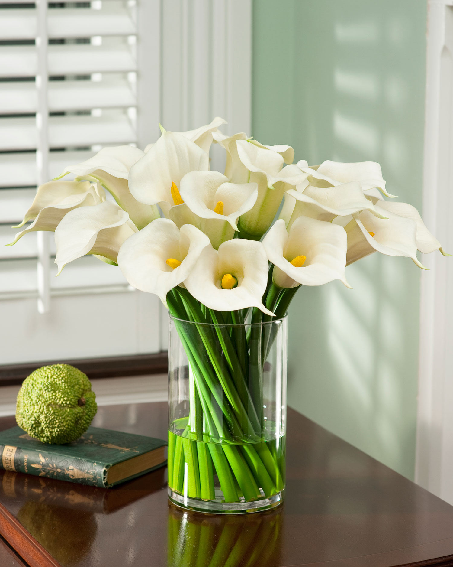 fresh flowers in the decor of the corridor