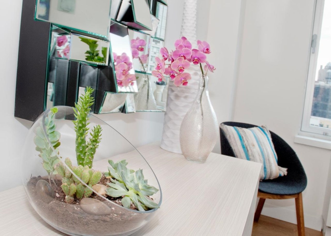 fresh flowers in the interior of the apartment