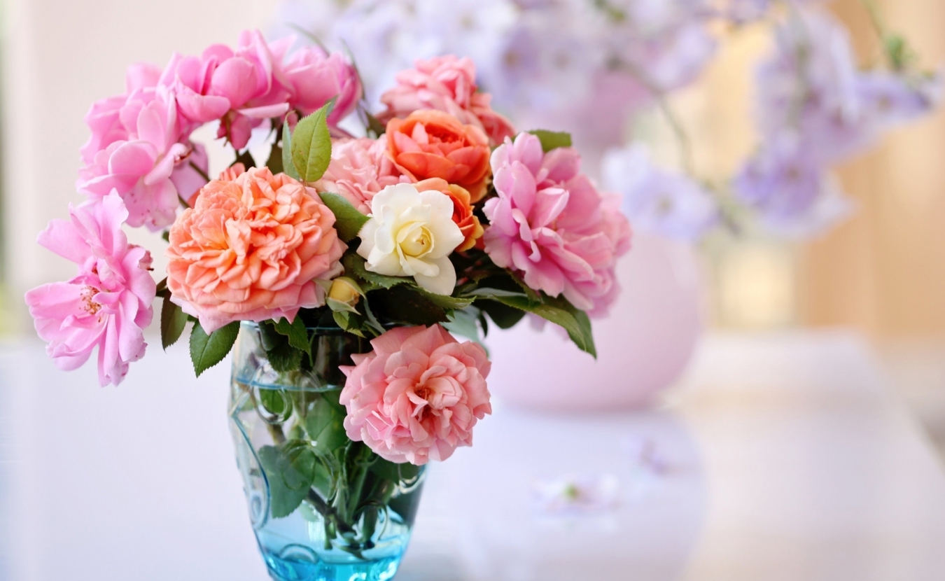 artificial flowers in the design of the corridor