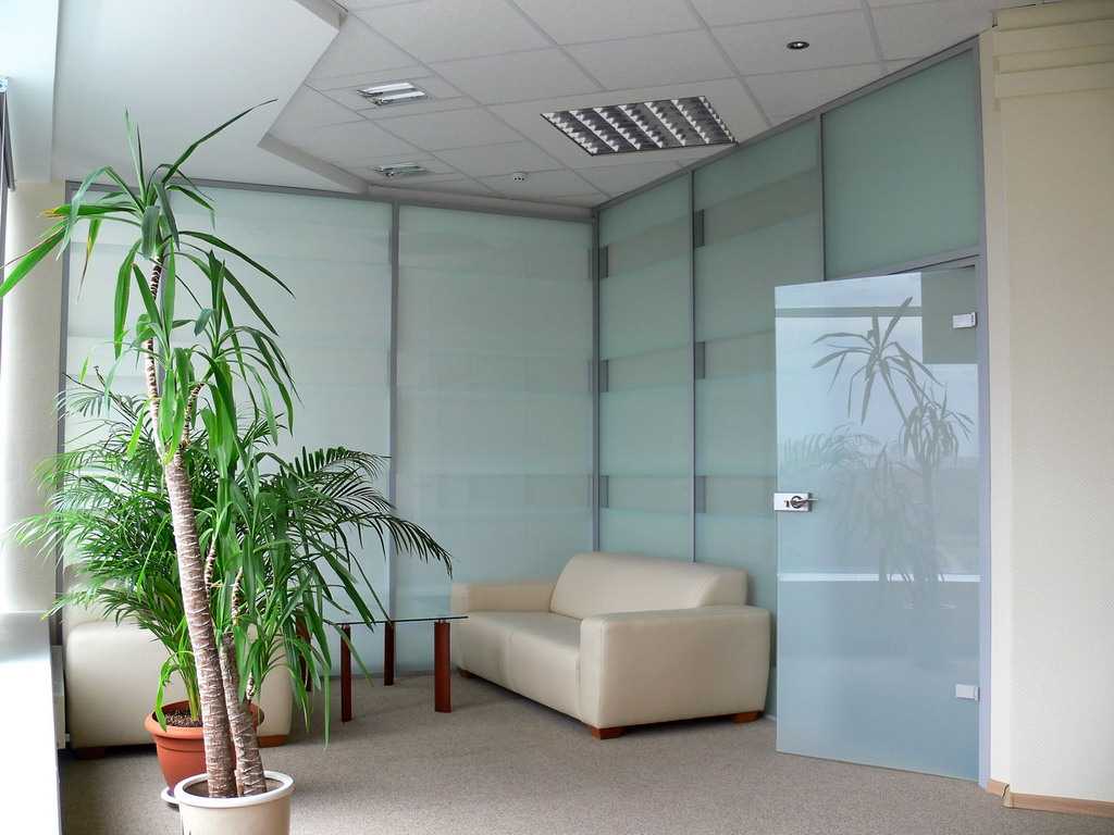 reflective glass in the decor of the corridor