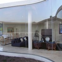 clear glass in the decor of the kitchen photo