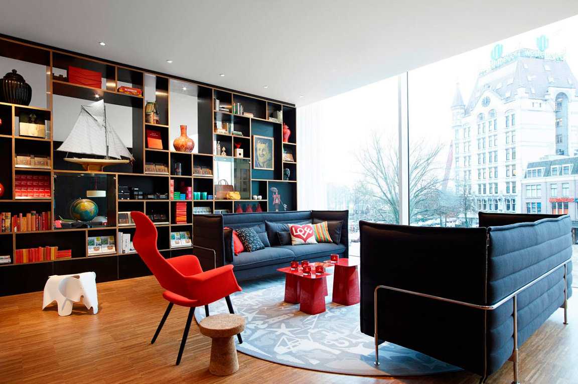 combination of red with other colors in the interior of the hallway