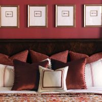 warna burgundy cerah dalam hiasan gambar apartmen