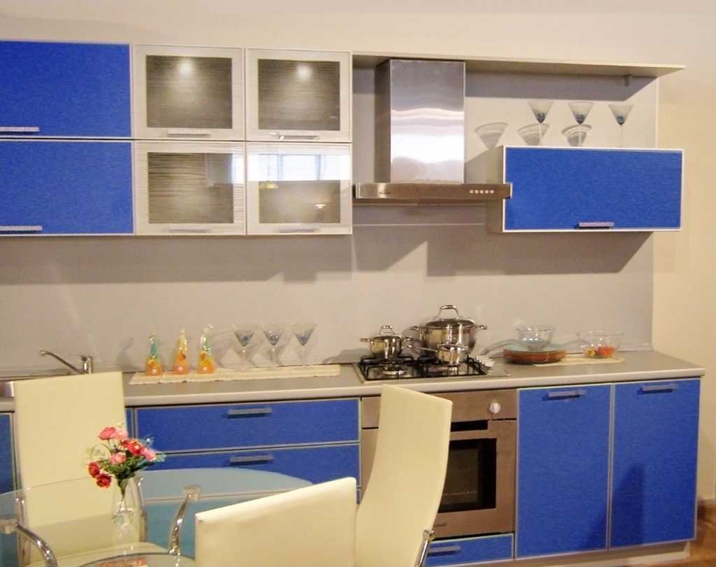 menggabungkan warna-warna terang di hiasan dapur