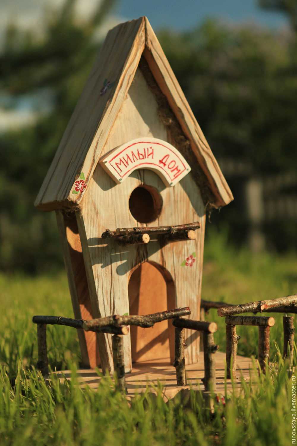 unusual decor of a country house with flowers