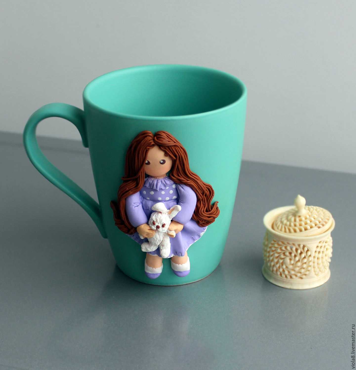 do-it-yourself beautiful decoration of the mug with polymer clay flowers