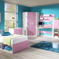 a combination of bright pink in the interior of the kitchen with other colors picture