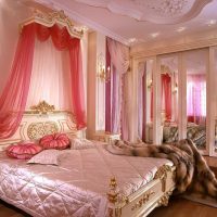 a combination of light pink in the interior of the room with other colors of the photo