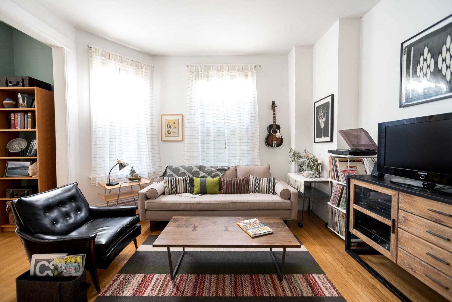 a combination of dark colors in the design of the bedroom