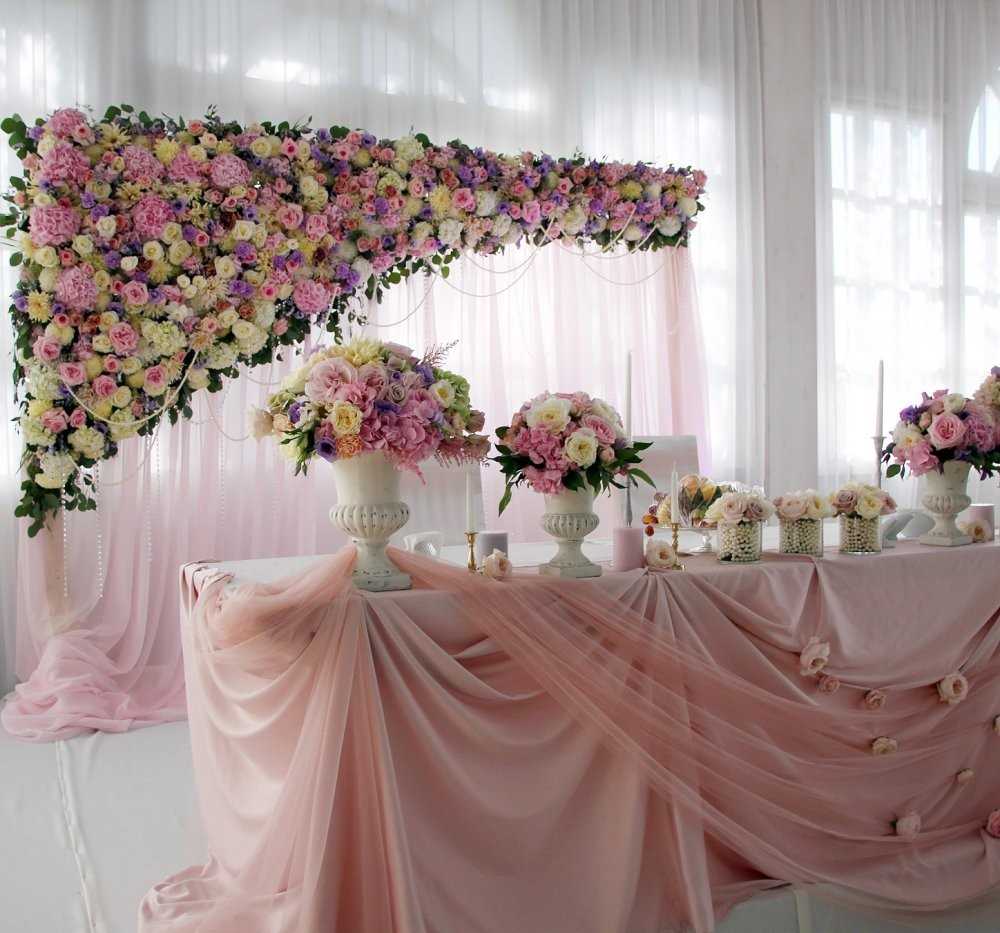 bright decoration of the wedding hall with balls