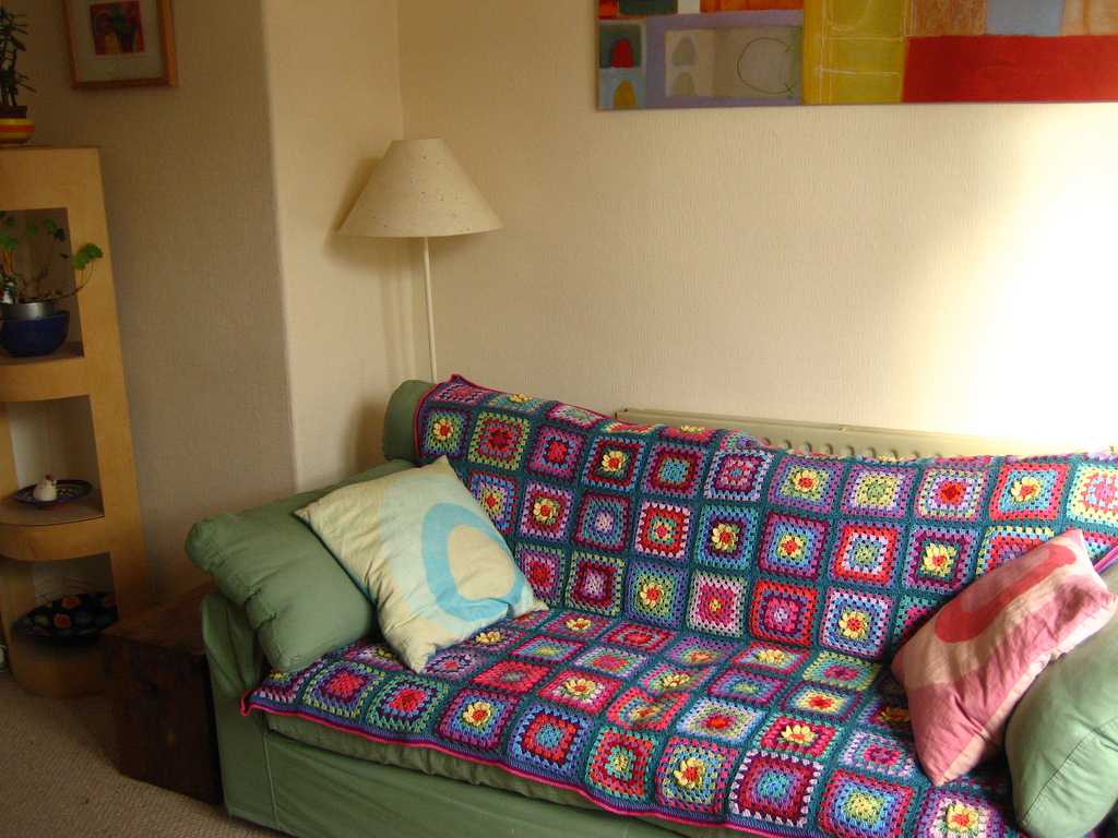 crocheted rugs in the decor of the bedroom