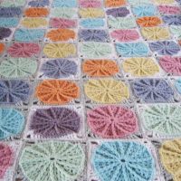 karpet crocheted dalam gambar reka bentuk bilik tidur