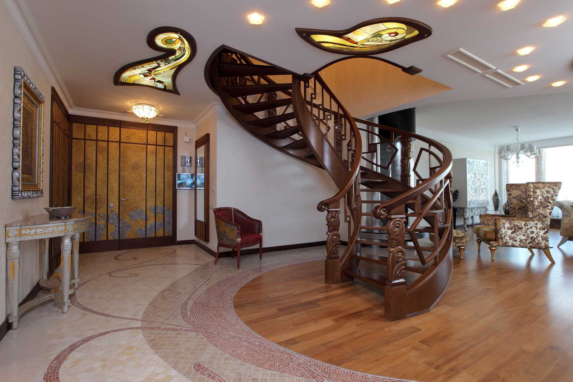 dalaman yang cerah dari apartmen Art Nouveau