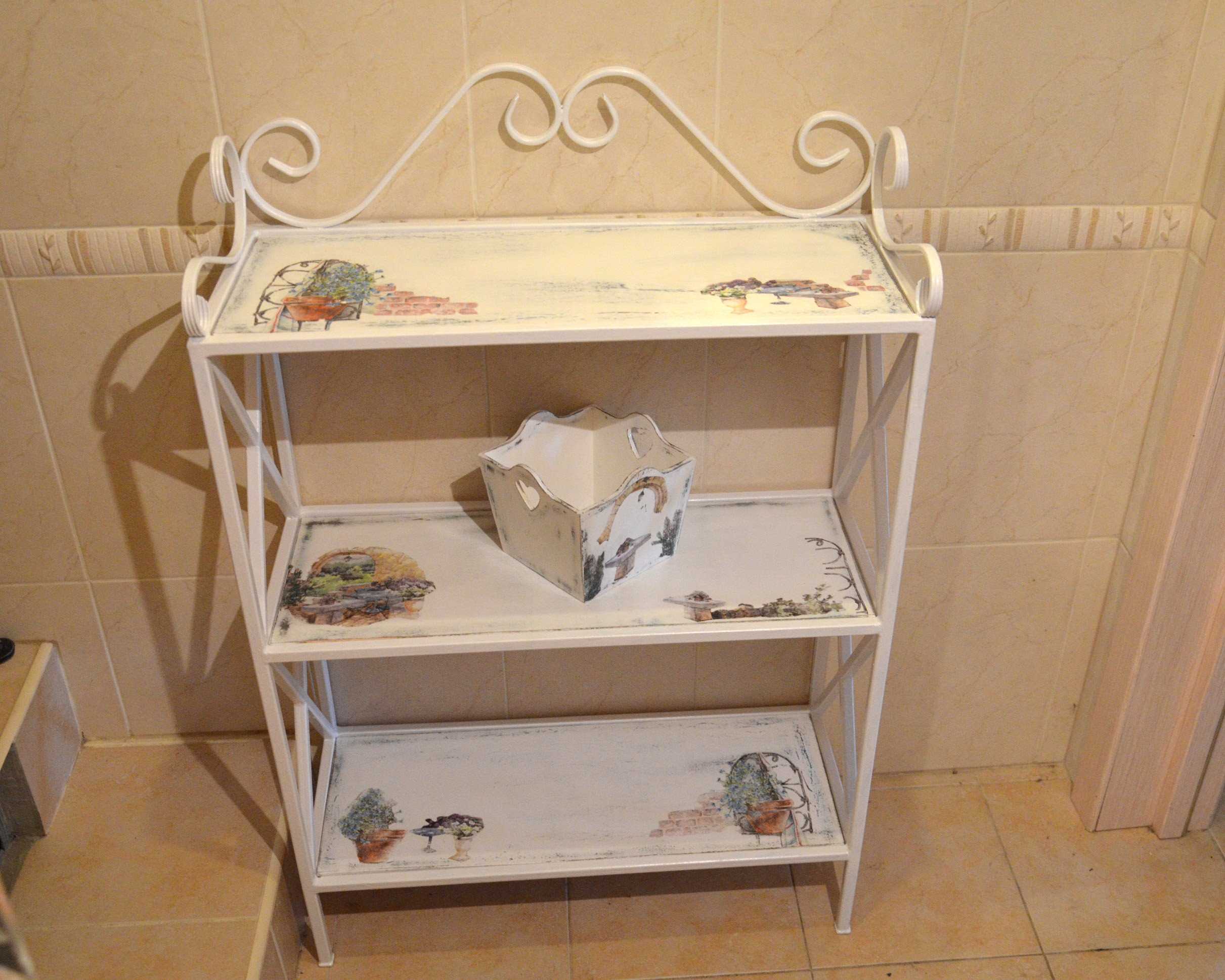 pilihan decoupage kabinet dengan bahan-bahan di tangan