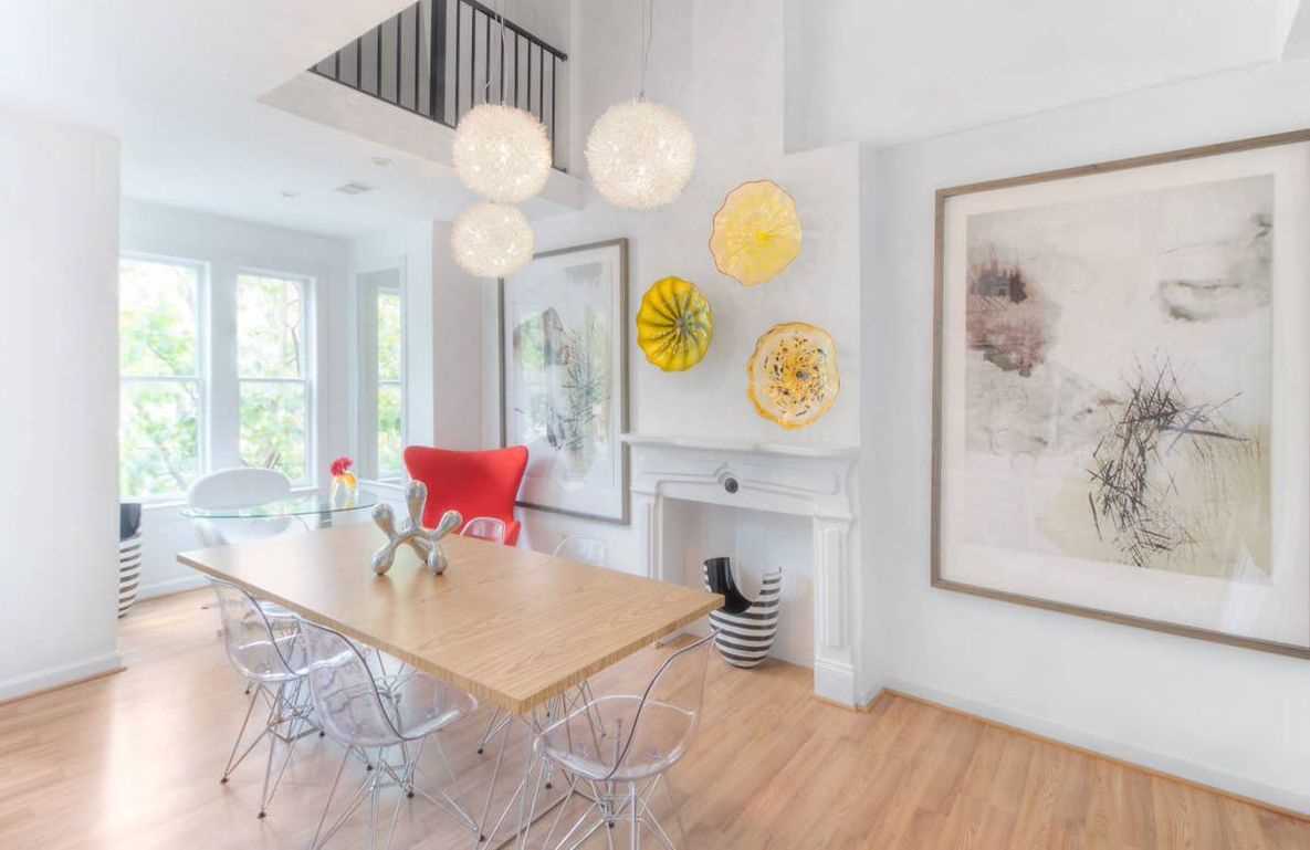 variant of the bright style of the living room with decorative plates on the wall