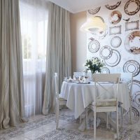 the idea of ​​the original interior of the room with decorative plates on the wall picture