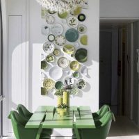 idea of ​​an unusual design of a living room with decorative plates on the wall photo