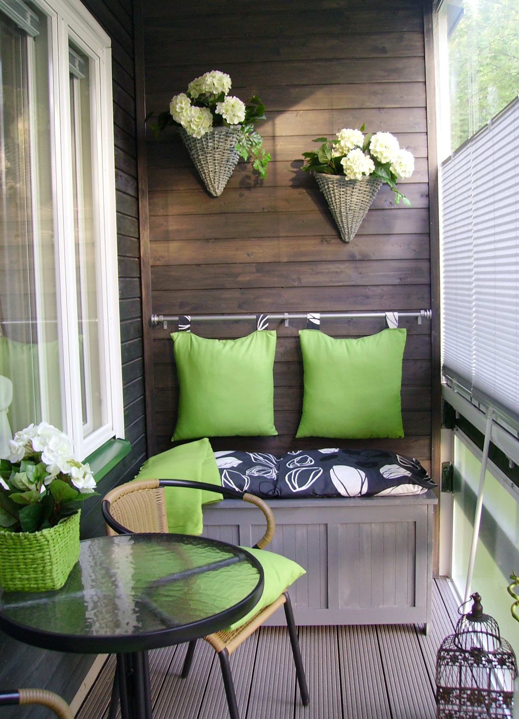 the idea of ​​a beautiful interior of a small balcony