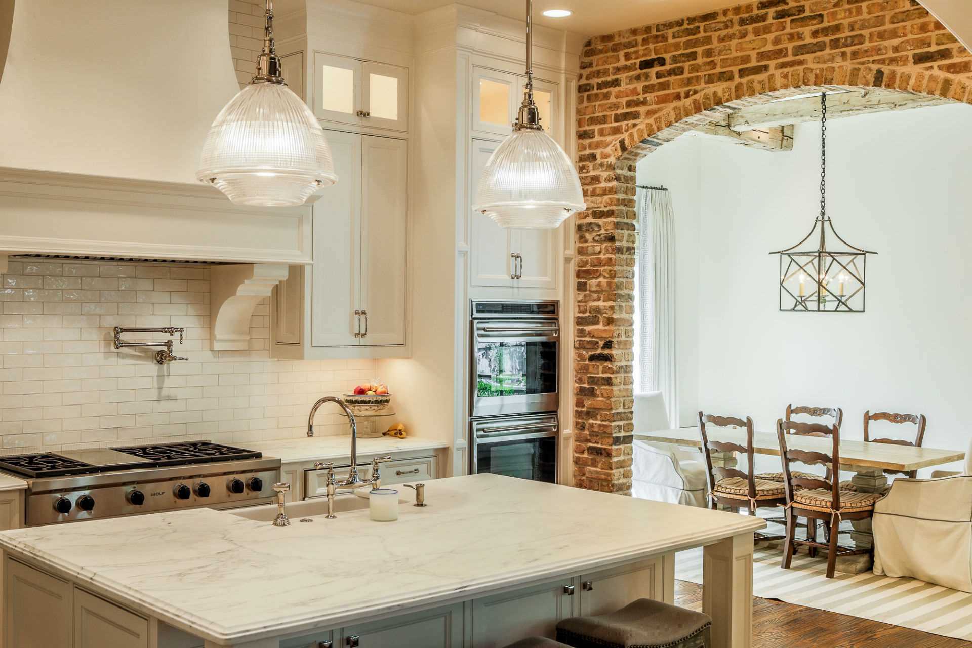 the idea of ​​an unusual interior kitchen with an arch